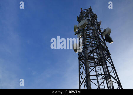 La torre delle comunicazioni con piatti bianchi Foto Stock