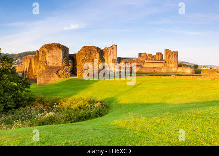 Castello di Caerphilly (Castell Caerffili), un castello medievale che domina il centro della cittadina di Caerphilly in Galles del Sud. Foto Stock