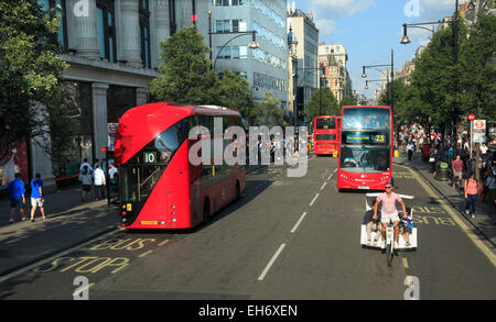 Oxford Street su una intensa giornata d'estate nel West End di Londra Foto Stock