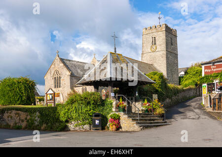 Mortehoe village, chiesa di Santa Maria e la nave arenarsi pub vicino a Woolacombe, North Devon, Inghilterra, Regno Unito. Foto Stock