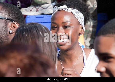 Piuttosto afro-caraibica giovane donna sorridente Foto Stock