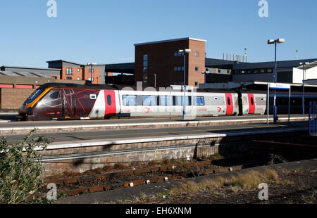 Un Cross Country Super Voyager treno a Banbury stazione ferroviaria in Oxfordshire, Inghilterra Foto Stock