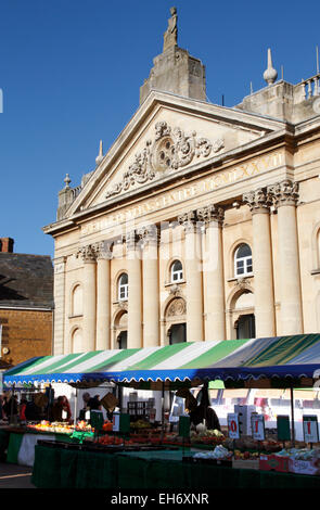 Un mercato accanto al castello Quay Shopping Centre in Banbury, Oxfordshire Foto Stock
