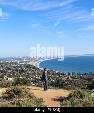 Escursionista presso viewpoint in Topanga parco dello stato raggiunto da trekking Los Leones Trail vede la Baia di Santa Monica Foto Stock