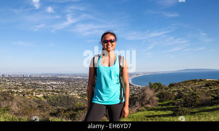 Escursionista in Topanga State Park in Santa Monica montagne, con la Baia di Santa Monica a distanza Foto Stock