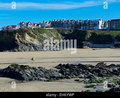 Surfer di camminare sulla spiaggia, Newquay, Cornwall, England Regno Unito Foto Stock
