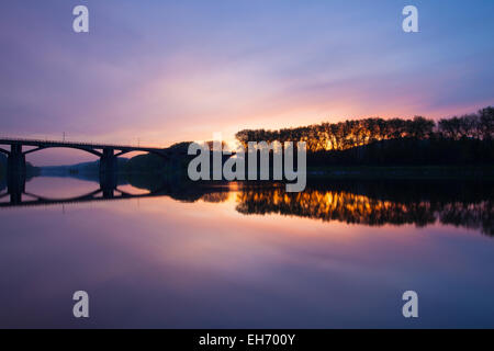 Sunrise drammatico sul fiume Moldava a Praga Foto Stock