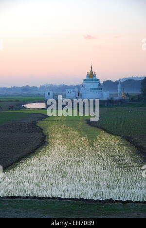 Tempio visto da U Bein's Bridge Foto Stock