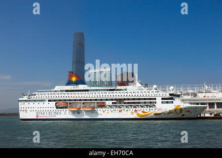 Lussuosa nave da crociera è nel dock nel porto di Hong Kong Foto Stock