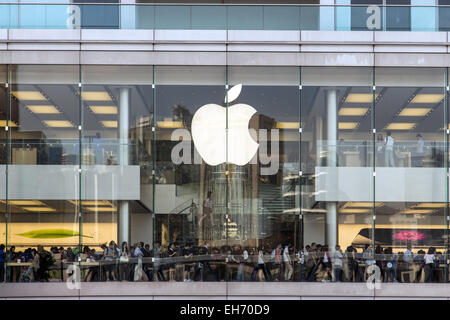 Coda di persone presso gli Apple Store Foto Stock