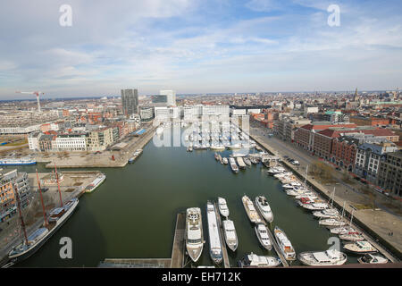 Anversa, Belgio - 7 Marzo 2015: vista aerea sul Porto degli Yacht a Bonaparte docks ad Anversa, in Belgio. Foto Stock