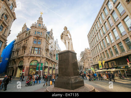 La statua del famoso xvii secolo pittore Anthony Van Dyck della Meir, la strada principale dello shopping di Anversa, Belgio. Foto Stock