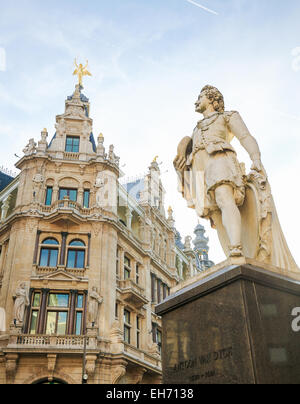 La statua del famoso xvii secolo pittore Anthony Van Dyck della Meir, la strada principale dello shopping di Anversa, Belgio. Foto Stock