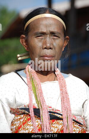 Mento donna tribale con tatuato faccia, Kanpetlet mento Village Foto Stock
