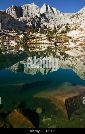 Montare la chiavetta si riflette in modo chiaro lago in sessanta Laghi Bacino del Kings Canyon National Park California Foto Stock