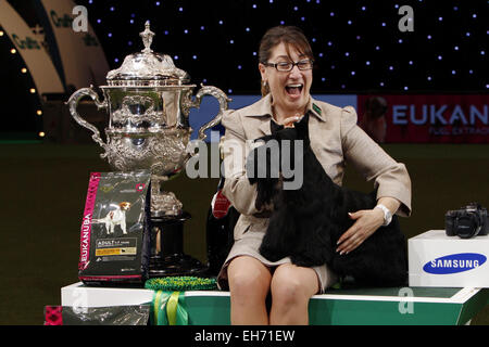 Birmingham, Regno Unito. 8 Marzo, 2015. 8 marzo 2015. Best In Show vincitore Knopa Scottish Terrier con Rebecca croce al Crufts oggi a Birmingham, Regno Unito. Credito: Jon Freeman/Alamy Live News Foto Stock