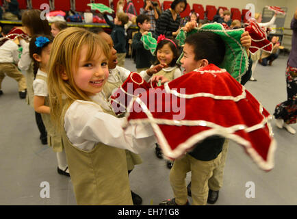 (150308) -- NEW YORK, 8 marzo 2015 (Xinhua) -- bambini locali provano cantando "la ballata di Mulan", una poesia cinese eulogizing Hua Mulan, il leggendario guerriero donna in cinese storia antica, precedendo la danza cinese mostra legenda di Mulan presso il Lincoln Center di New York, Stati Uniti, 8 marzo 2015. Un totale di 36 ragazzi locali è venuto allo stadio e cantato "la ballata di Mulan" di domenica, che avvolge lo spettacolo di ballo di tre-giorni di spettacolo presso il Lincoln Center. Questi bambini di età compresa tra quattro e dodici, sono da Hudson modo scuola di immersione e sono state imparando mandarino poiché il Foto Stock