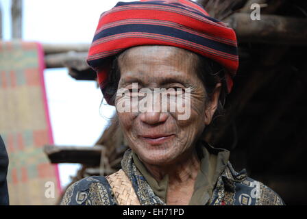 Mento donna tribale con tatuato faccia, Kanpetlet mento Village Foto Stock