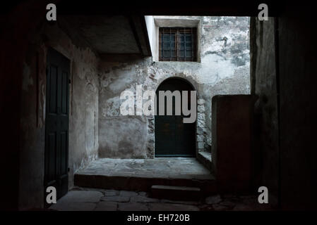 Architettura e coperte strette stradine con gradini in Santa Maria del Monte di Varese, Italia al crepuscolo Foto Stock