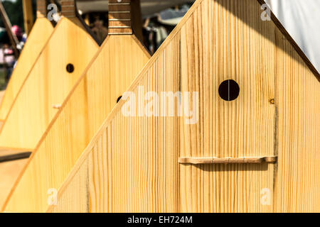 Vista ingrandita di folk russo strumento musicale balalaika esposti per la vendita e per il divertimento alla fiera locale Foto Stock