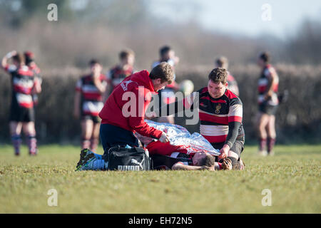 Giocatore di Rugby feriti che necessitano di ambulanza - Dorset - Inghilterra. Foto Stock