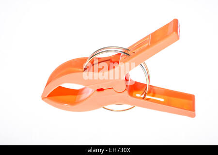 Close up della molletta da bucato su sfondo bianco Foto Stock