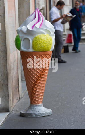 Un grande cono gelato banner sul display al di fuori di una gelateria, Roma, Italia Foto Stock