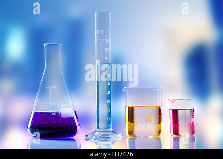 Tubi da laboratorio con liquidi colorati all'interno Foto Stock