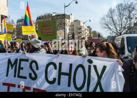 Parigi, Francia. Numerosa folla, Front, 8 marzo, gruppi femministi francesi che marciano nella giornata internazionale della donna, manifestazione di marzo, Belleville, marcia con bandiere di protesta e cartelli su Street 'My Choice', marcia per i diritti delle donne, liberazione delle donne Foto Stock