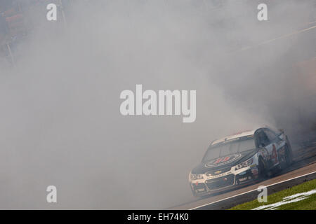 Las Vegas, NV, Stati Uniti d'America. 8 Mar, 2015. Las Vegas NV - Mar 08, 2015: Kevin Harvick (4) vince la Kobalt Tools 400 a Las Vegas Motor Speedway in Las Vegas NV. Credito: csm/Alamy Live News Foto Stock