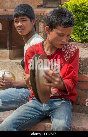 Ragazzo con cembali e ragazzo con il tamburo esterno Changu Narayan Temple Foto Stock