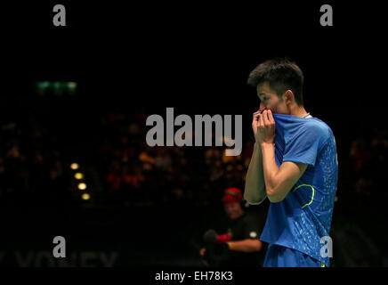 Birmingham, Regno Unito. 8 Mar, 2015. Chen a lungo della Cina celebra dopo gli uomini singoli final contro Jan Jorgensen della Danimarca a tutti Inghilterra aprire Badminton campionati a Barclaycard Arena di Birmingham in Gran Bretagna il 8 marzo 2015. Chen a lungo sostenuto il titolo dopo aver vinto 2-1. Credito: Han Yan/Xinhua/Alamy Live News Foto Stock