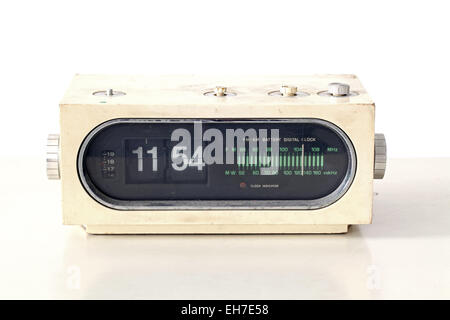 Vintage radio sveglia impostata sul vecchio tavolo Foto Stock