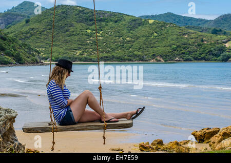 Chiara, vestiti, abbigliamento, azienda, attraversata, attraversando, giorno, distanza, distesa, ambiente, piedi, piedi, calzature, famoso, cappello, swing, seascape, peacefu Foto Stock