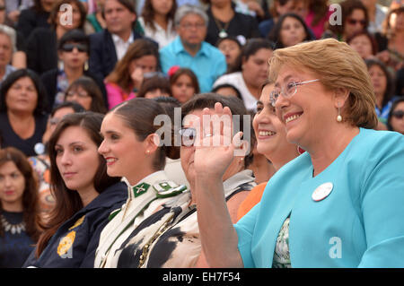 Santiago del Cile. 8 Mar, 2015. Immagine fornita dal Cile assumerà la Presidenza mostra il Presidente cileno Michelle Bachelet (R), partecipando alla commemorazione della giornata internazionale della donna, nel Palacio de la Moneda a Santiago, capitale del Cile, il 8 marzo 2015. © Jose Manuel de la Maza/Cile presidenza/Xinhua/Alamy Live News Foto Stock