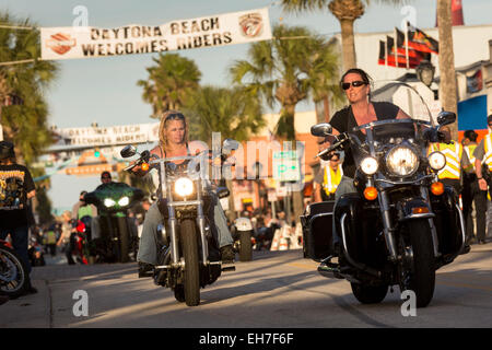 Daytona Beach, FL, Stati Uniti d'America. 8 Mar, 2015. Le donne i ciclisti in giù la strada principale durante la 74Daytona annuale Settimana in Bici Marzo 8, 2015 in Daytona Beach, Florida. Più di 500.000 ciclisti e spettatori si riuniscono per la settimana lunga manifestazione, il più grande raduno motociclistico in America. Credito: Richard Ellis/ZUMA filo/Alamy Live News Foto Stock