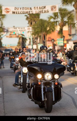 Daytona Beach, FL, Stati Uniti d'America. 8 Mar, 2015. I ciclisti in giù la strada principale durante la 74Daytona annuale Settimana in Bici Marzo 8, 2015 in Daytona Beach, Florida. Più di 500.000 ciclisti e spettatori si riuniscono per la settimana lunga manifestazione, il più grande raduno motociclistico in America. Credito: Richard Ellis/ZUMA filo/Alamy Live News Foto Stock