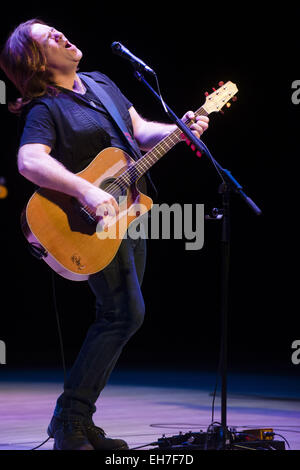 Calgary, Alberta, Canada. 8 Mar, 2015. ALAN DOYLE esegue in Calgary Alberta con la sua bella zingari touring band. Credito: Baden Roth/ZUMA filo/Alamy Live News Foto Stock