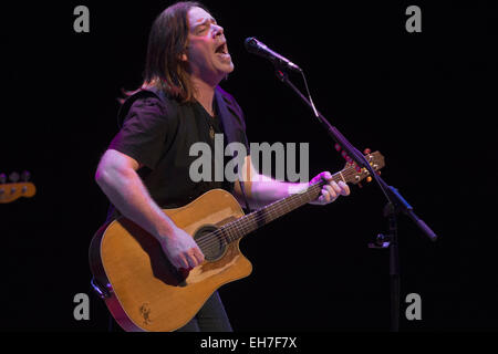 Calgary, Alberta, Canada. 8 Mar, 2015. ALAN DOYLE esegue in Calgary Alberta con la sua bella zingari touring band. Credito: Baden Roth/ZUMA filo/Alamy Live News Foto Stock