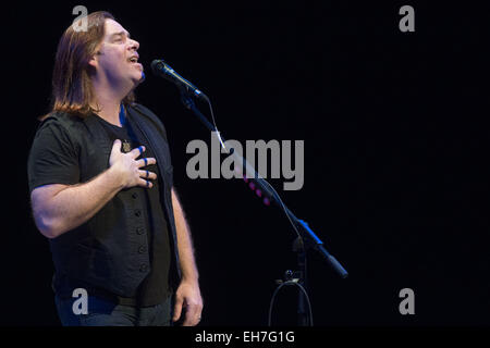 Calgary, Alberta, Canada. 8 Mar, 2015. ALAN DOYLE esegue in Calgary Alberta con la sua bella zingari touring band. Credito: Baden Roth/ZUMA filo/Alamy Live News Foto Stock