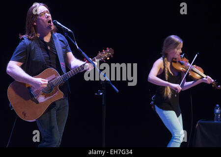 Calgary, Alberta, Canada. 8 Mar, 2015. ALAN DOYLE esegue in Calgary Alberta con la sua bella zingari touring band. Credito: Baden Roth/ZUMA filo/Alamy Live News Foto Stock