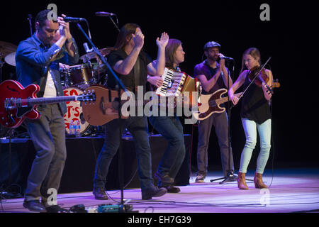 Calgary, Alberta, Canada. 8 Mar, 2015. ALAN DOYLE esegue in Calgary Alberta con la sua bella zingari touring band. Credito: Baden Roth/ZUMA filo/Alamy Live News Foto Stock