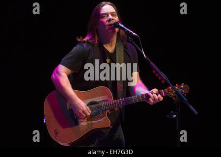 Calgary, Alberta, Canada. 8 Mar, 2015. ALAN DOYLE esegue in Calgary Alberta con la sua bella zingari touring band. Credito: Baden Roth/ZUMA filo/Alamy Live News Foto Stock