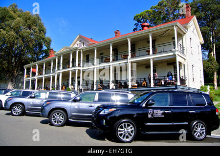 Fort Baker, Sausalito, California, Stati Uniti d'America. 8 Marzo, 2015. Lexus auto gratuito line up nella parte anteriore del Cavallo punto Lodge durante la Lexus classico culinario evento al forte storico Fort Barker nella nazionale del Golden Gate area ricreativa in Sausalito Marin County in California Credit: Bob Kreisel/Alamy Live News Foto Stock