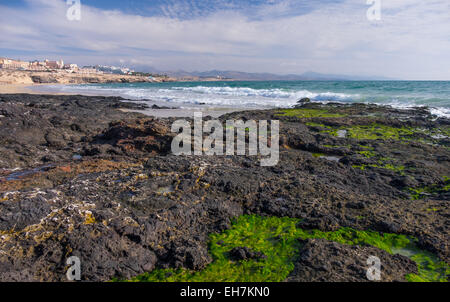 Costa sull'isola vulcanica Foto Stock