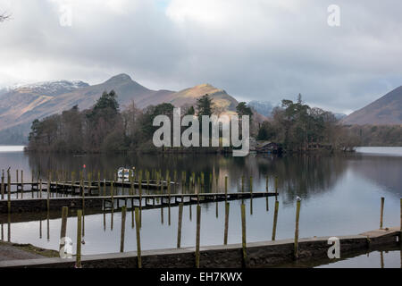 La barca pontili sulla Derwent Water a Keswick Foto Stock