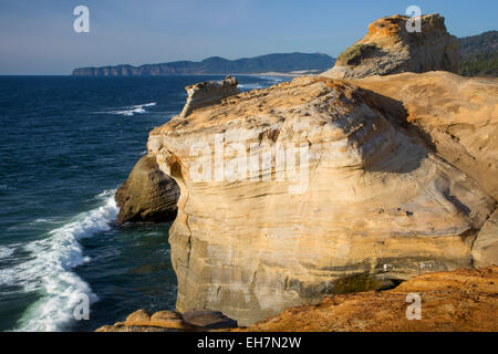 Le formazioni rocciose lungo la costa di Cape Kiwanda, Oregon, Stati Uniti d'America Foto Stock