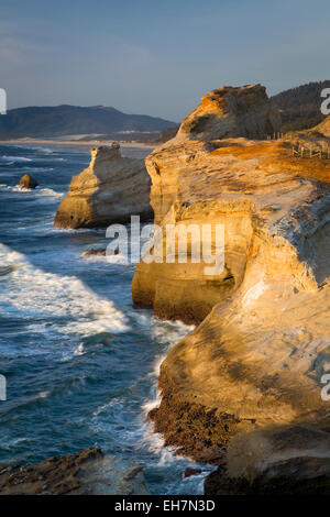 Le formazioni rocciose lungo la costa di Cape Kiwanda, Oregon, Stati Uniti d'America Foto Stock