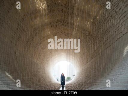 Hong Kong, Cina. 9 Mar, 2015. Un visitatore visualizza una installazione di opere d'arte 'l'imbarcazione' di Hong Kong, Cina del sud, 9 marzo 2015. Il 18-metro-long artwork è fatto di bambù, i fili di cotone e oltre 12.000 pezzi di arte cinese della carta. © Lui Siu Wai/Xinhua/Alamy Live News Foto Stock