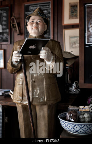 MAO TSE Tung Zedong apparentemente usando un iPad Foto Stock